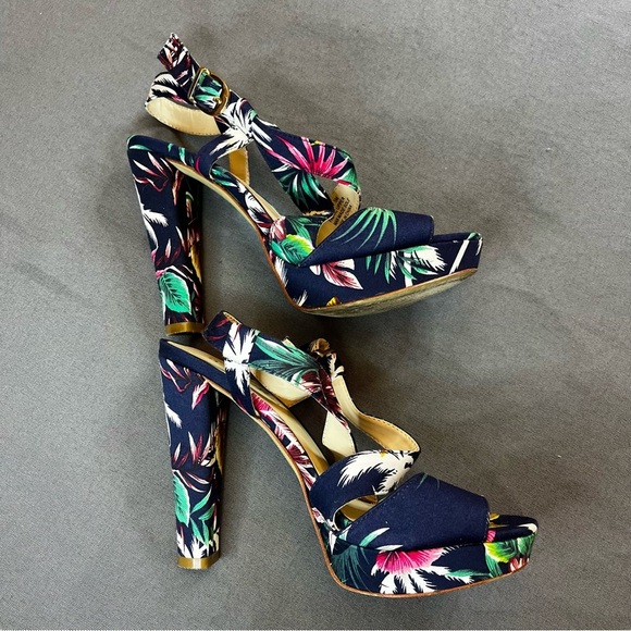 Ladies Size 7.5 Bakers Mccoy Multi Colored Sandals - Picture 8 of 9